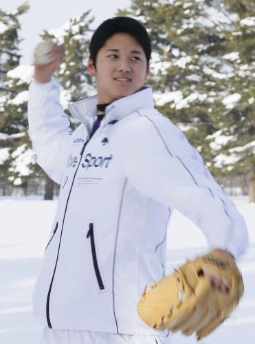 自主トレを公開し、雪の中でキャッチボールする日本ハムドラフト１位の大谷翔平投手