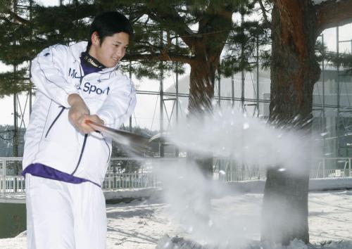 自主トレで雪の玉を打つ日本ハムドラフト１位の大谷翔平投手