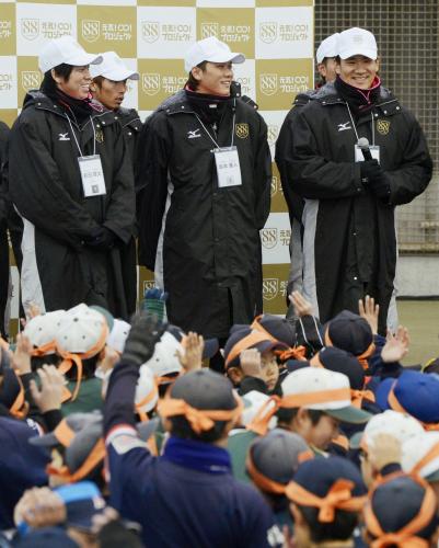 プロ野球選手の「88年会」が開催したイベントで、小学生を前に笑顔を見せる（前列右から）楽天の田中将大投手、巨人の坂本勇人内野手、広島の前田健太投手