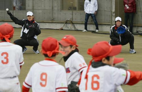 イベントで小学生の球を受ける楽天の田中将大投手（左）と広島の前田健太投手
