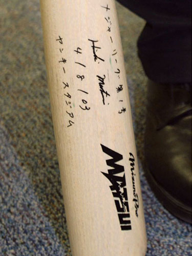 メジャーでのデビュー戦で満塁本塁打を放った際の松井秀喜氏のサイン入りバット