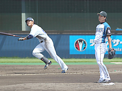 タレントに転身する元ＤｅＢＡの高森内野手（左）。イースタンの試合では日本ハム・斎藤から本塁打も