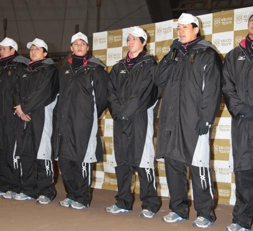 ８８年会イベントの最後にあいさつをする（右から）田中、前田健、坂本、沢村