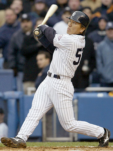 ２００３年４月、ツインズ戦で大リーグ初本塁打となる満塁弾を放つヤンキースの松井