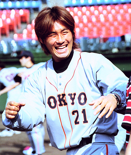 ２０００年６月、試合前練習で笑顔を見せる趙成ミン元投手
