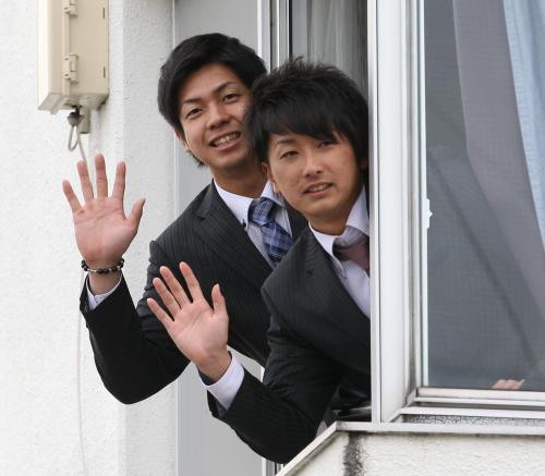 入寮後、窓から手を振るＤｅＮＡ・白崎（左）と三嶋