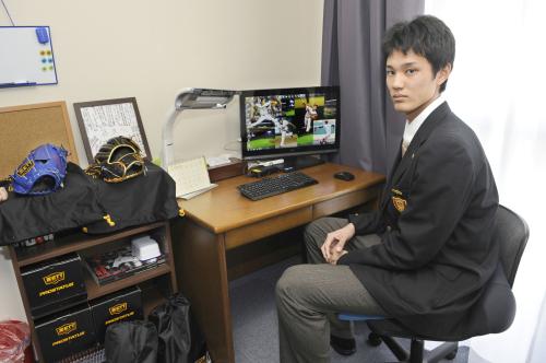 「虎風荘」に入寮し、パソコンを前に座る阪神ドラフト１位の藤浪
