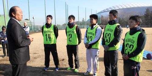 合同自主トレ開始前、西武・渡辺監督（左）から訓示を受ける（左２人目から）増田、金子、高橋、佐藤勇、水口