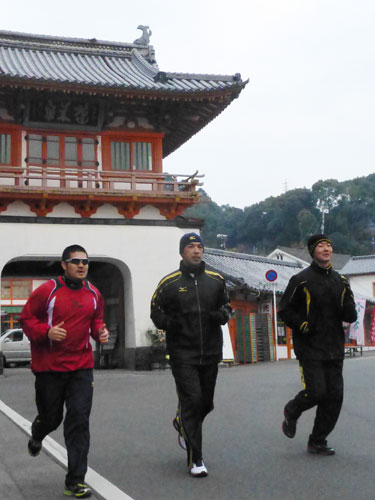 佐賀・武雄温泉の温泉街を走る中日・和田（中央）。左はＤｅＮＡ・後藤、右は阪神・黒瀬