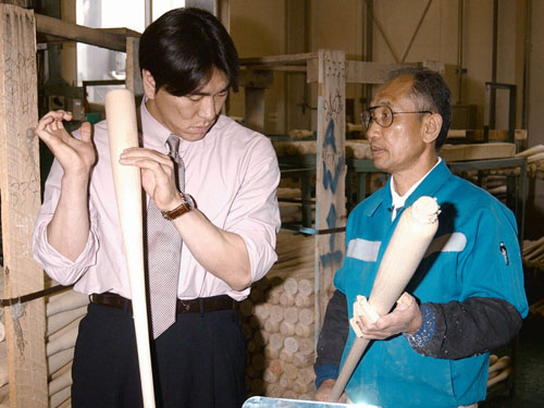 ヤンキース在籍時の０２年１１月、久保田氏の横でバットの製作過程を確認する