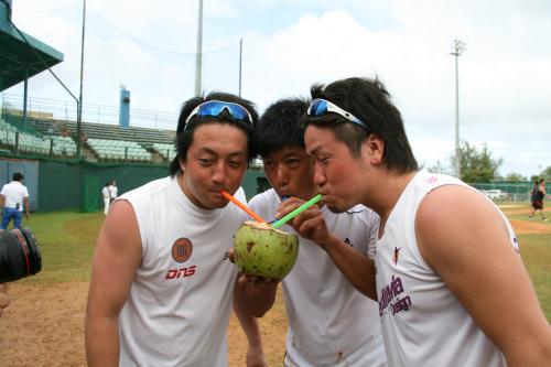 侍ジャパン候補の内海、山口、沢村の３投手は仲良くココナッツジュースを飲む