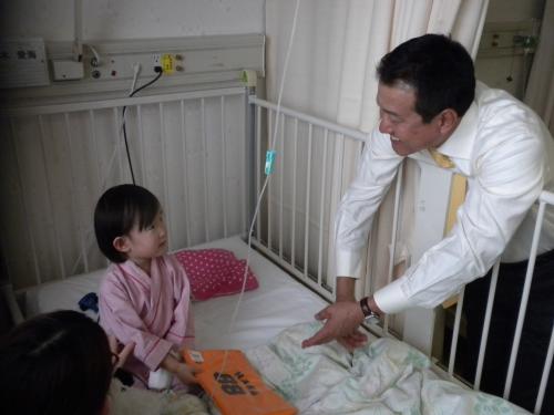 秋田市内の病院を訪問し、少女に自らの背番号８８入りのタオルを手渡した巨人・原監督