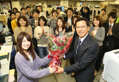スポニチ東京本社を訪れ、社員から花束を贈られる大野氏