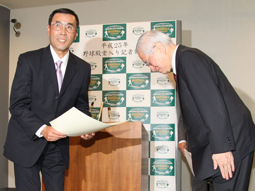 野球体育博物館・加藤理事長から殿堂入り通知書を受ける外木場氏（左）