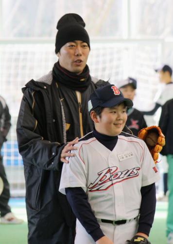 岩手県宮古市田老を訪れ、被災地の小中学生を集めて行われた野球教室で指導するレッドソックスの上原浩治投手