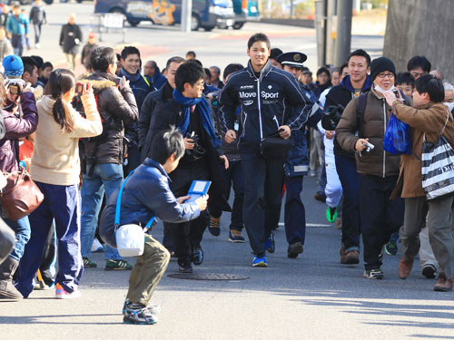 新人合同自主トレ、大勢集まったファンの中を走って移動する日本ハム・大谷