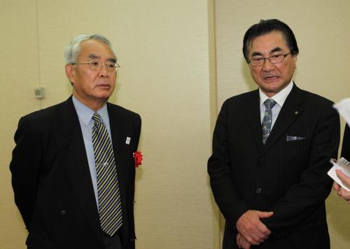 取材に応じる法大野球部ＯＢ・五明会長（左）と池田副会長