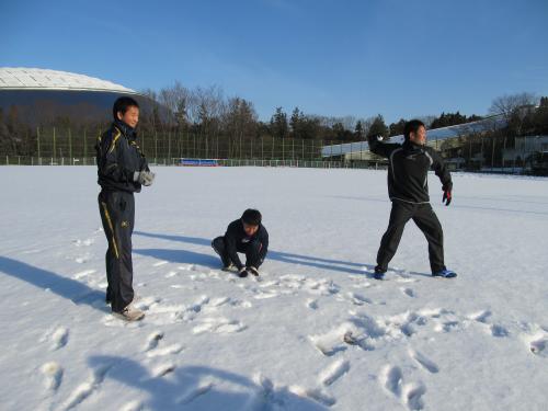 一面雪で覆われた西武第２球場で雪遊びする（左から）佐藤、水口、増田