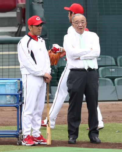 昨年９月、練習中に広島・野村監督（左）と話す松田オーナー。開幕ダッシュを厳命した