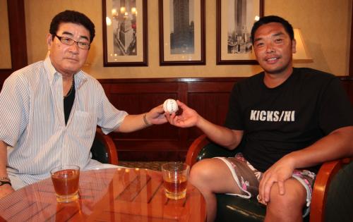 「共にアメリカへ」とサインしたボールを持つ山本監督（左）と阿部