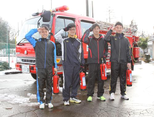 消防訓練を行った西武新人の（左から）水口、高橋、金子、佐藤