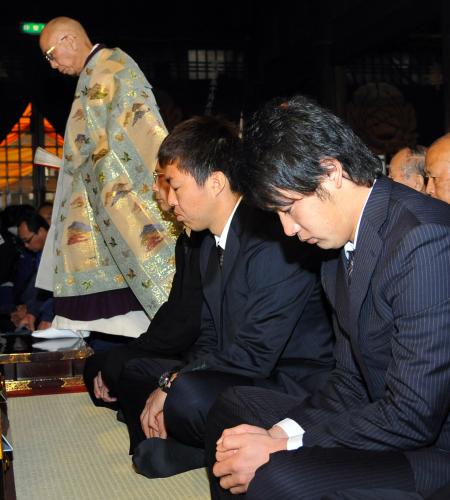 成田山名古屋別院で必勝祈願を行った中日の（右から）堂上直、吉見
