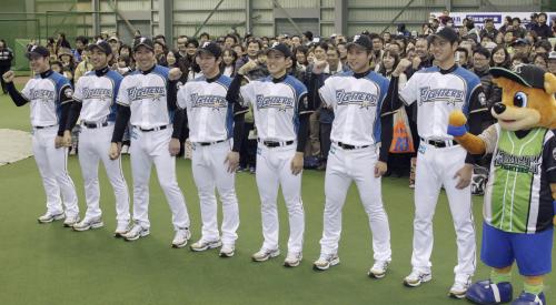 歓迎式典でユニホーム姿を初披露する大谷（右端）ら日本ハムの新入団選手
