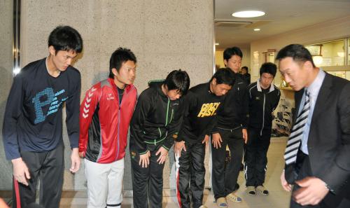 藤浪（左端）ら阪神の若手選手に講演した金本知憲氏（右端）