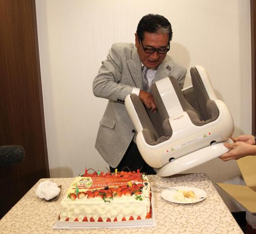 ２２日に６６歳の誕生日を迎える楽天・星野監督は報道陣から贈られたケーキとフットマッサージャーに笑顔