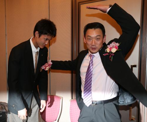 関西スポーツ賞を受賞した藤浪（左）は金本氏にあいさつ