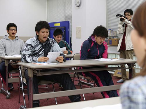 メディアトレーニングで、発声練習をする（左から）田原、菅野、松冨、公文