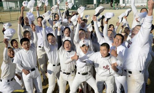 21世紀枠で選抜高校野球の出場が決まり、大喜びの土佐高の選手たち