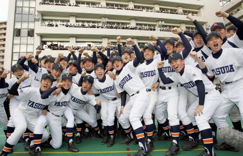 選抜高校野球の初出場が決まり、大喜びする安田学園高の選手たち