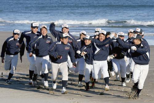 第85回選抜高校野球大会の21世紀枠で初出場が決まり、海岸で喜ぶいわき海星高の選手たち