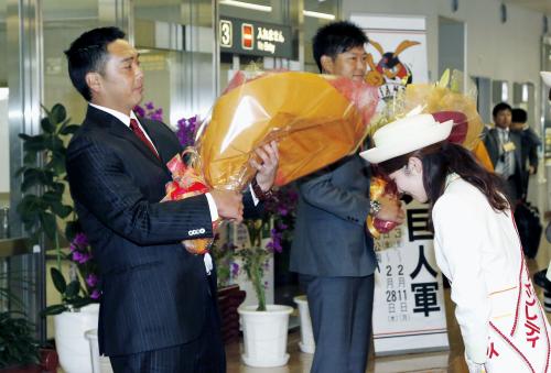 宮崎空港に到着し、歓迎の花束を受け取る巨人の阿部（左）と内海