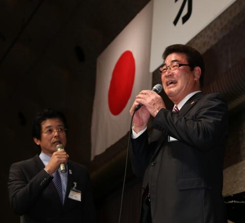 江本氏（左）と軽妙なトークで盛り上げる侍ジャパン・山本監督