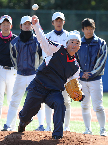 東大野球部練習でマウンドを取り囲んだ部員たちの前で投球を披露する桑田氏