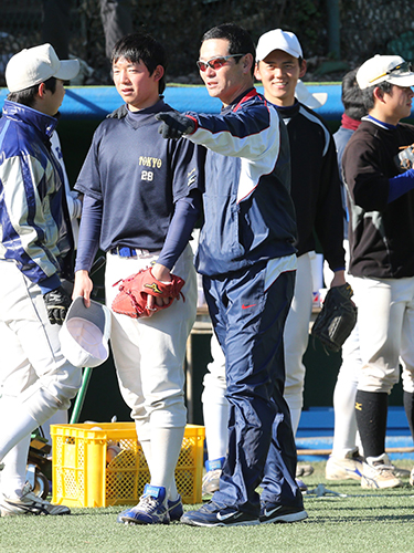 東大野球部の練習で部員に声をかける桑田氏