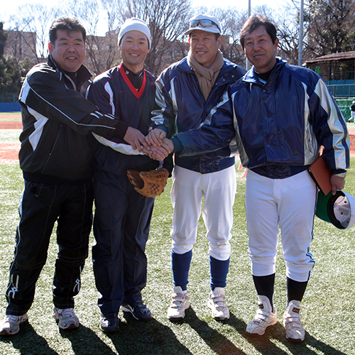 東大野球部を指導する元プロ野球選手たち（左から）今久留主氏、桑田氏、谷沢氏と東大・浜田監督