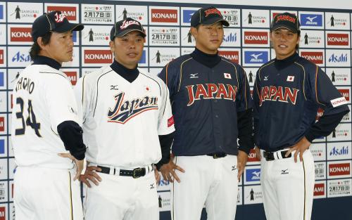 ＷＢＣ日本代表候補選手の背番号が発表され、ユニホーム姿でポーズをとる（左から）巨人の長野、阿部、内海、坂本