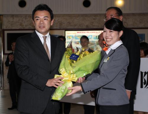 宿舎入りしホテルのスタッフから花束を受け取る阪神・和田監督