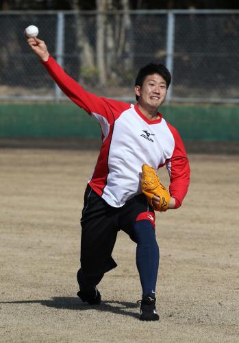 投球練習する巨人・菅野