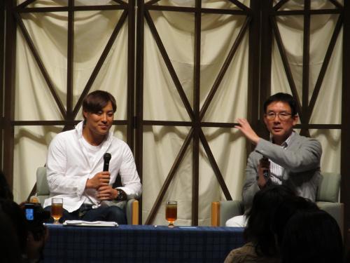 日本ハム新人時代の恩師、白井氏（右）とトークショーに臨んだ田中賢介