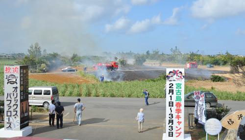 宮古島市民球場前の畑で野焼きの火が飛び火し、消防車が出動する