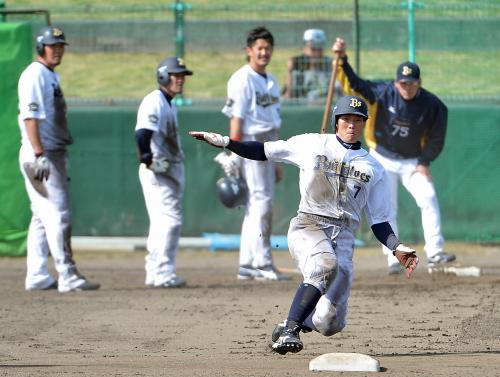 （左から）Ｔ―岡田、平野恵、坂口が見守る中、走塁練習をするオリックス・糸井