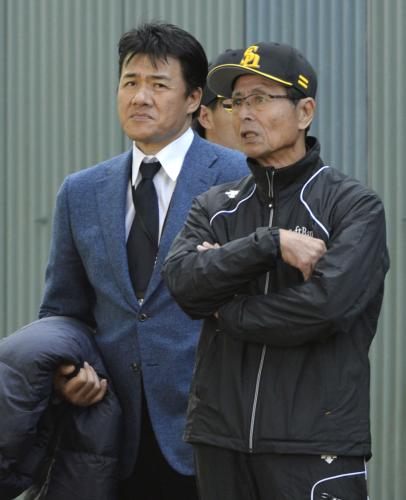 視察に訪れ、ソフトバンクの王球団会長（右）と話すＷＢＣ日本代表の与田投手コーチ