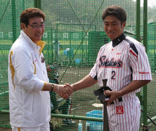 侍ジャパンの山本監督（左）と握手を交わすヤクルト・相川
