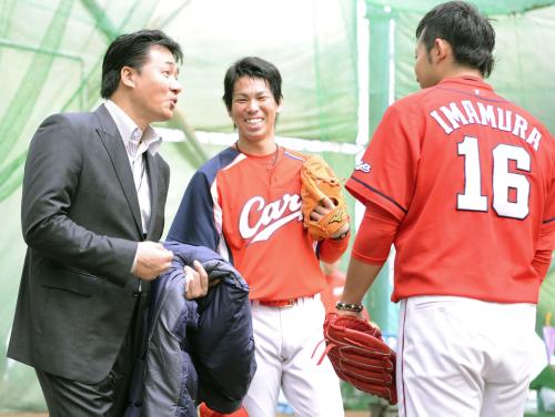 広島キャンプを視察し、今村（16）、前田健と話すＷＢＣ日本代表の与田投手コーチ（左）