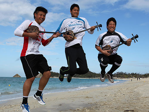 三線を手にジャンプする（左から）森本、大谷、宇佐美ら日本ハム新人選手