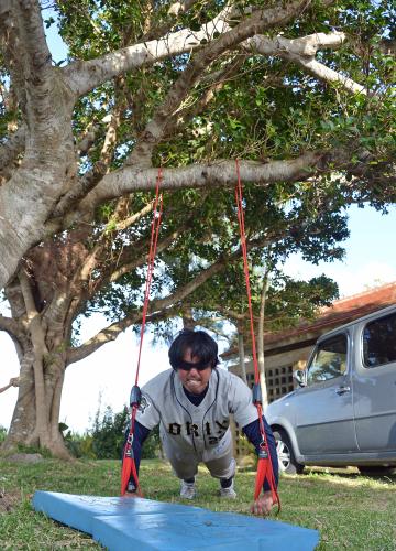 木につるしたロープでトレーニングをするオリックス・井川
